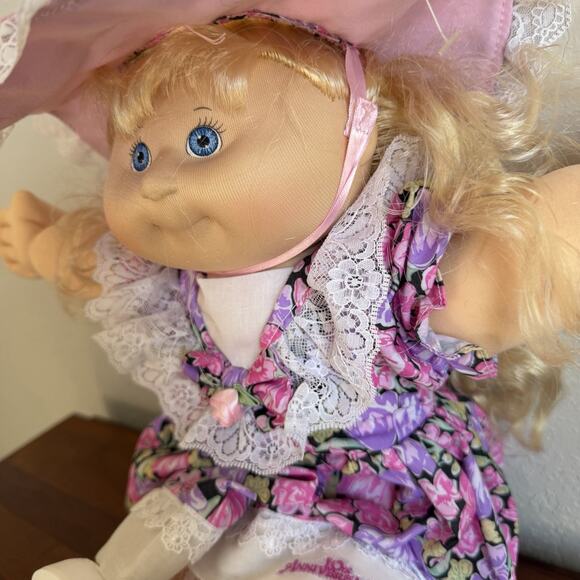 Cabbage Patch Kids ‘92 Zora Mae 10th Anniversary Cabbage Patch Kid Girl Doll Toy - Picture 2 of 7